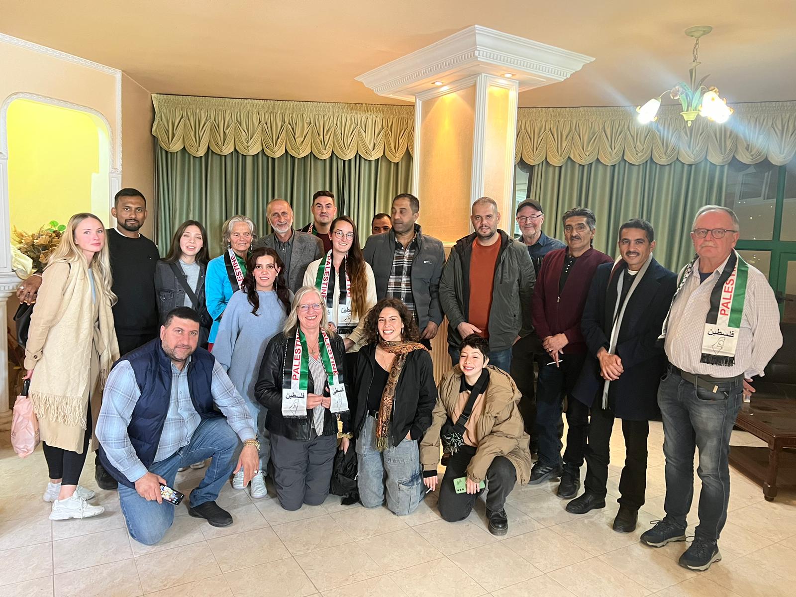 نقابة السياحة في الخليل تكرم المتطوعين الأجانب