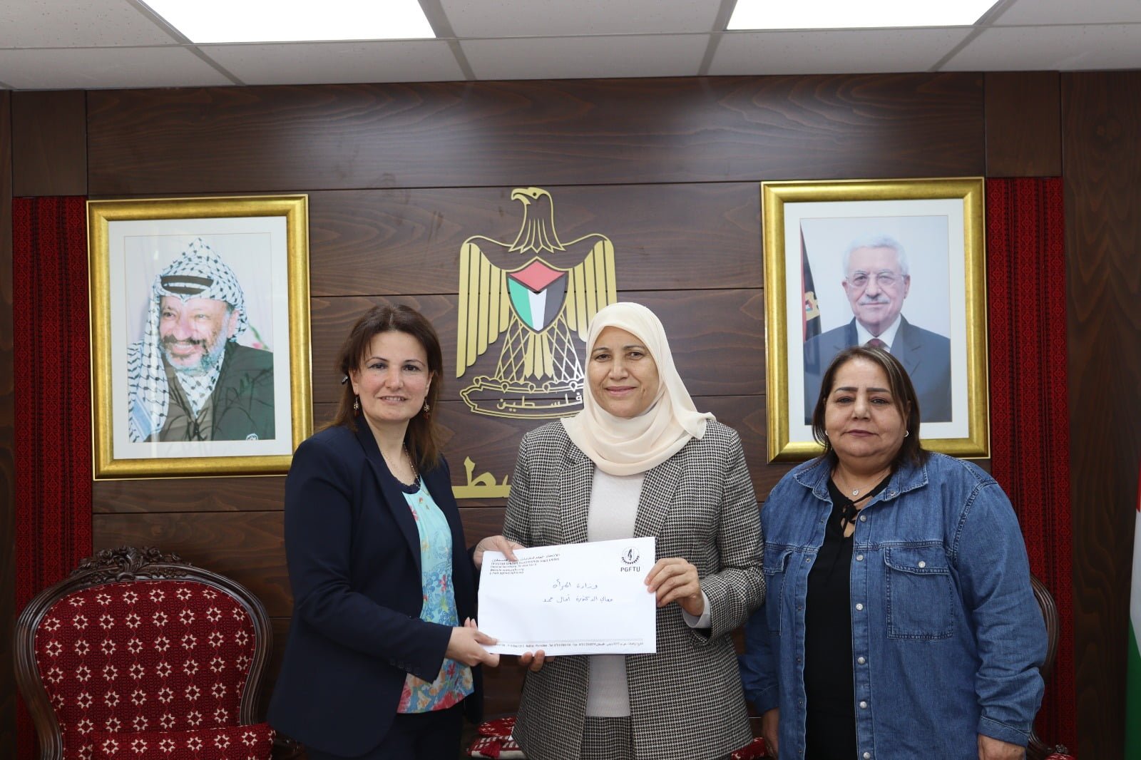 دائرة المرأة تسلم لوزارة المرأة ورقة تعديلات قانون العمل من منظور نقابي