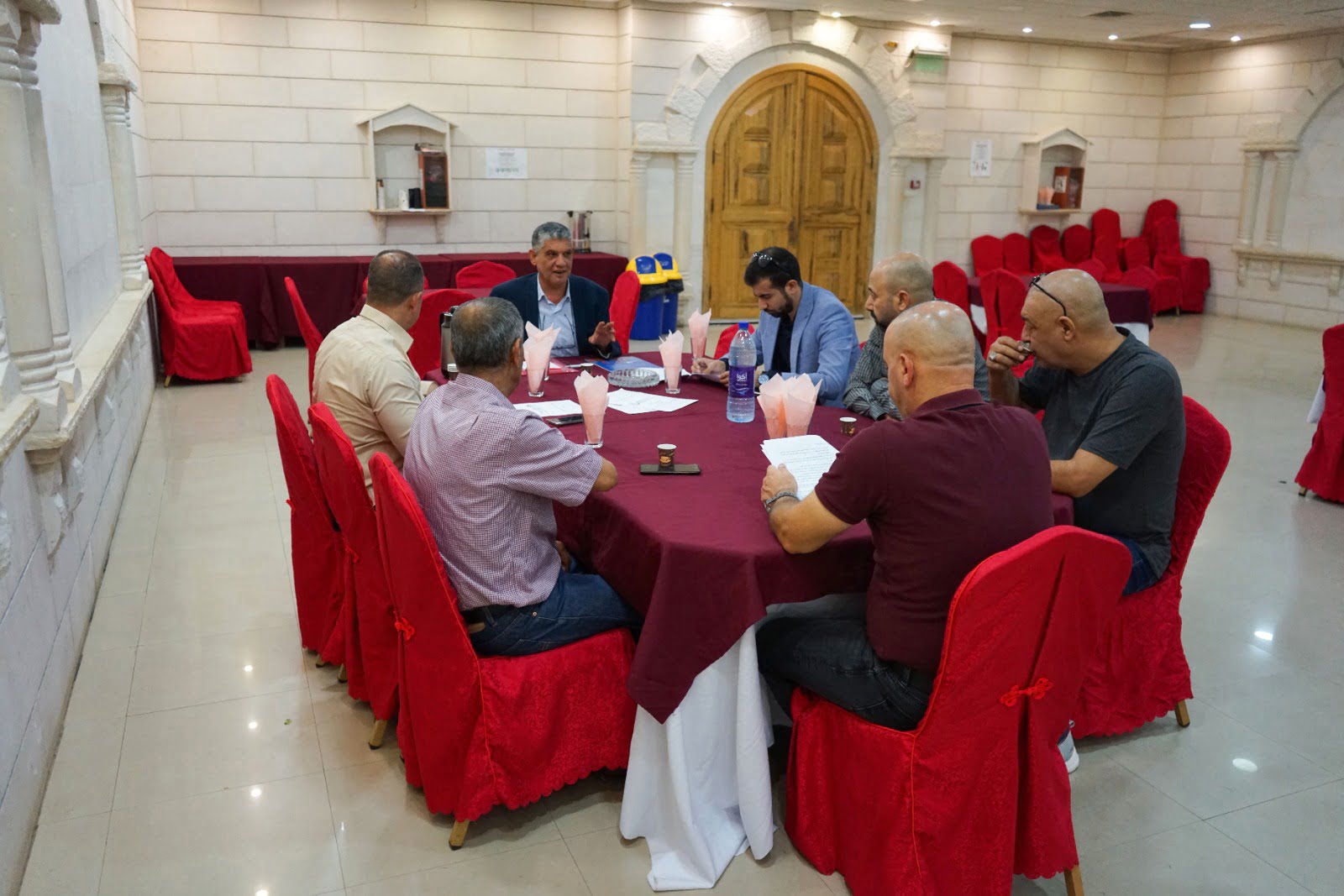 اجتماع يناقش مذكرات واتفاقيات تتعلق بالحوار الإجتماعي في قرية حداد