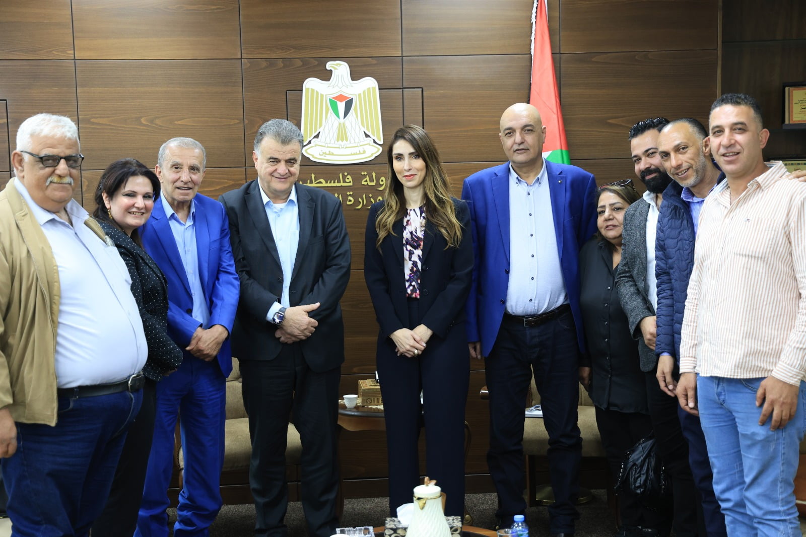 شاهر سعد يسلم وزير العمل استراتجية دائرة المرأة