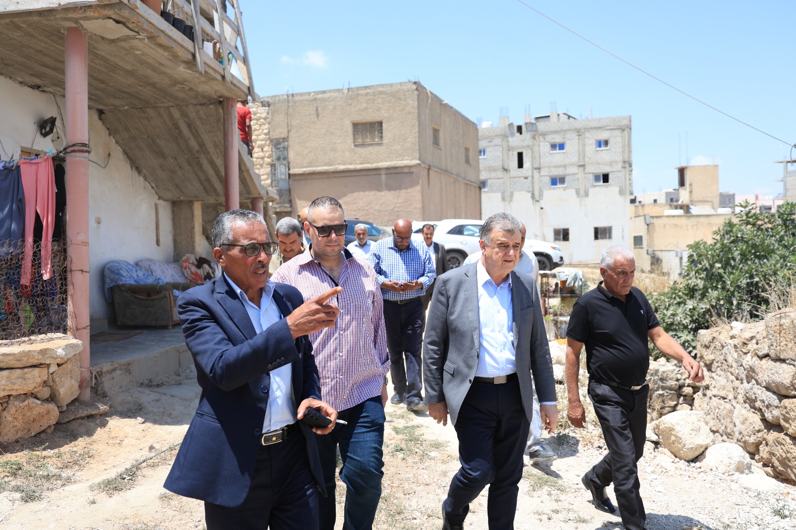 شاهر سعد يتفقد أحوال عمال يطا ويلتقي عدد من فعاليات المدينة