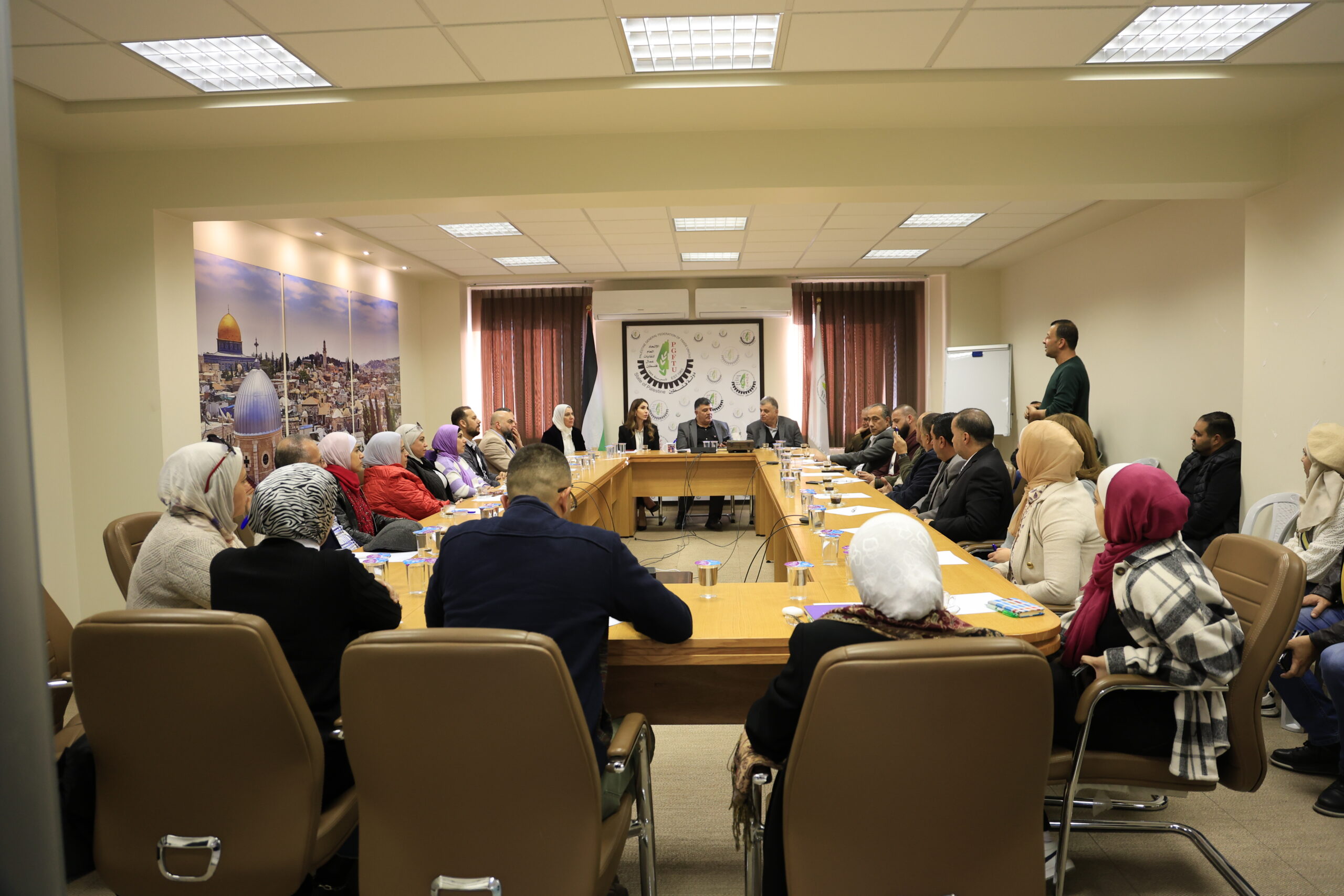 بحضور محافظ نابلس شاهر سعد يستقبل وزيرة العمل