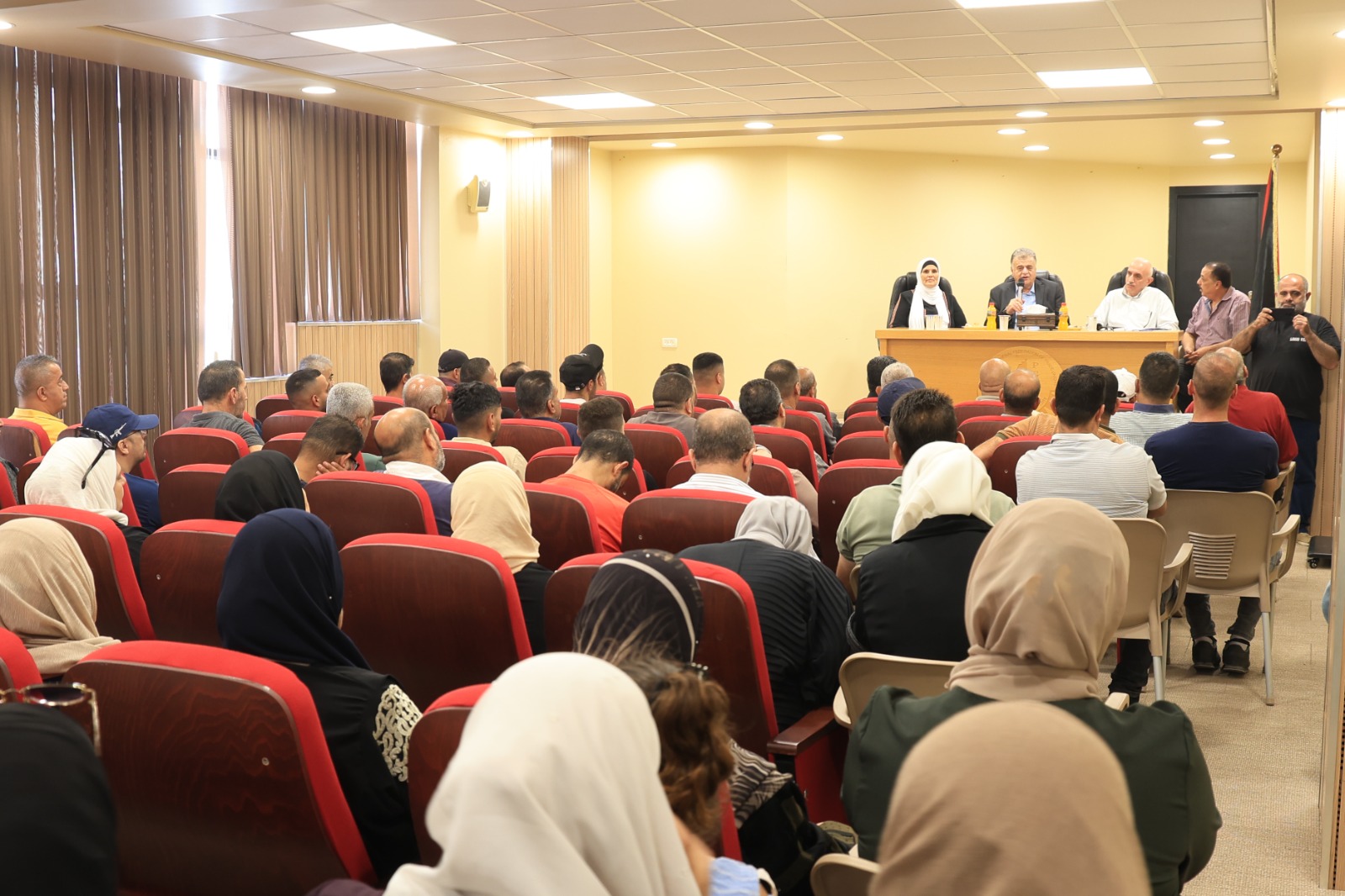 اجتماع موسع لأذنة المدارس لتعزيز مفاهيم الصحة والسلامة العامة