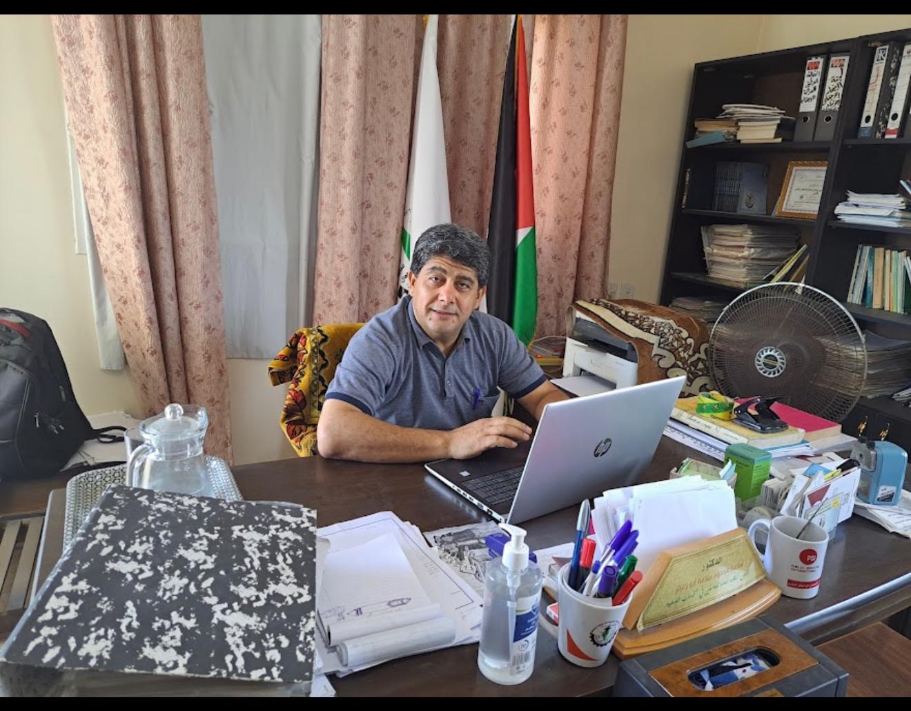 نقابي غزاوي يحذر من قرارات الفصل وانهاء الخدمات من قبل بعض البنوك والمؤسسات بحق الموظفين والعمال في قطاع غزة