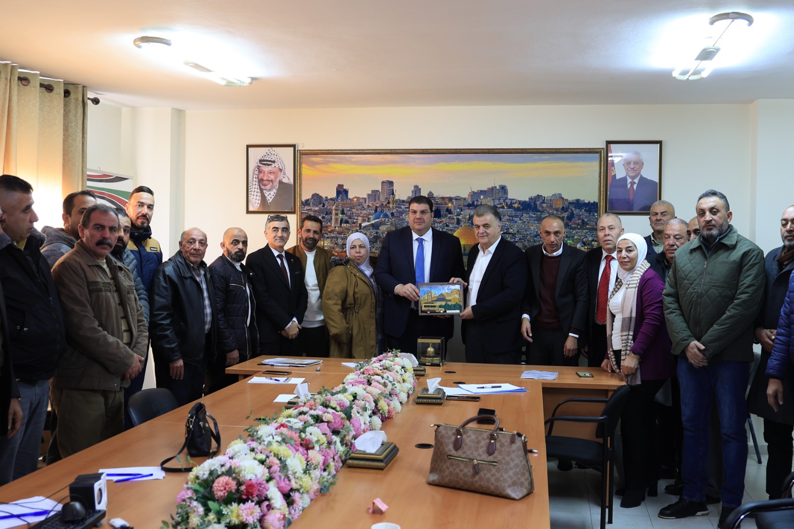 النقابة العامة لعمال النقل في فلسطين: الأحمد يبحث مع ممثلي نقابات النقل العام سبل تنظيم القطاع